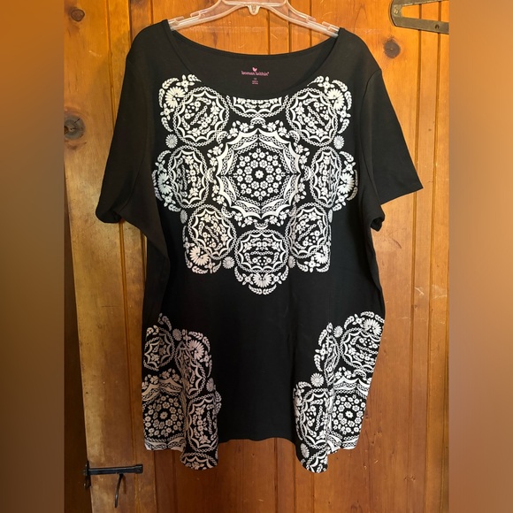 Black and white mandala design popover tunic top - Picture 1 of 4